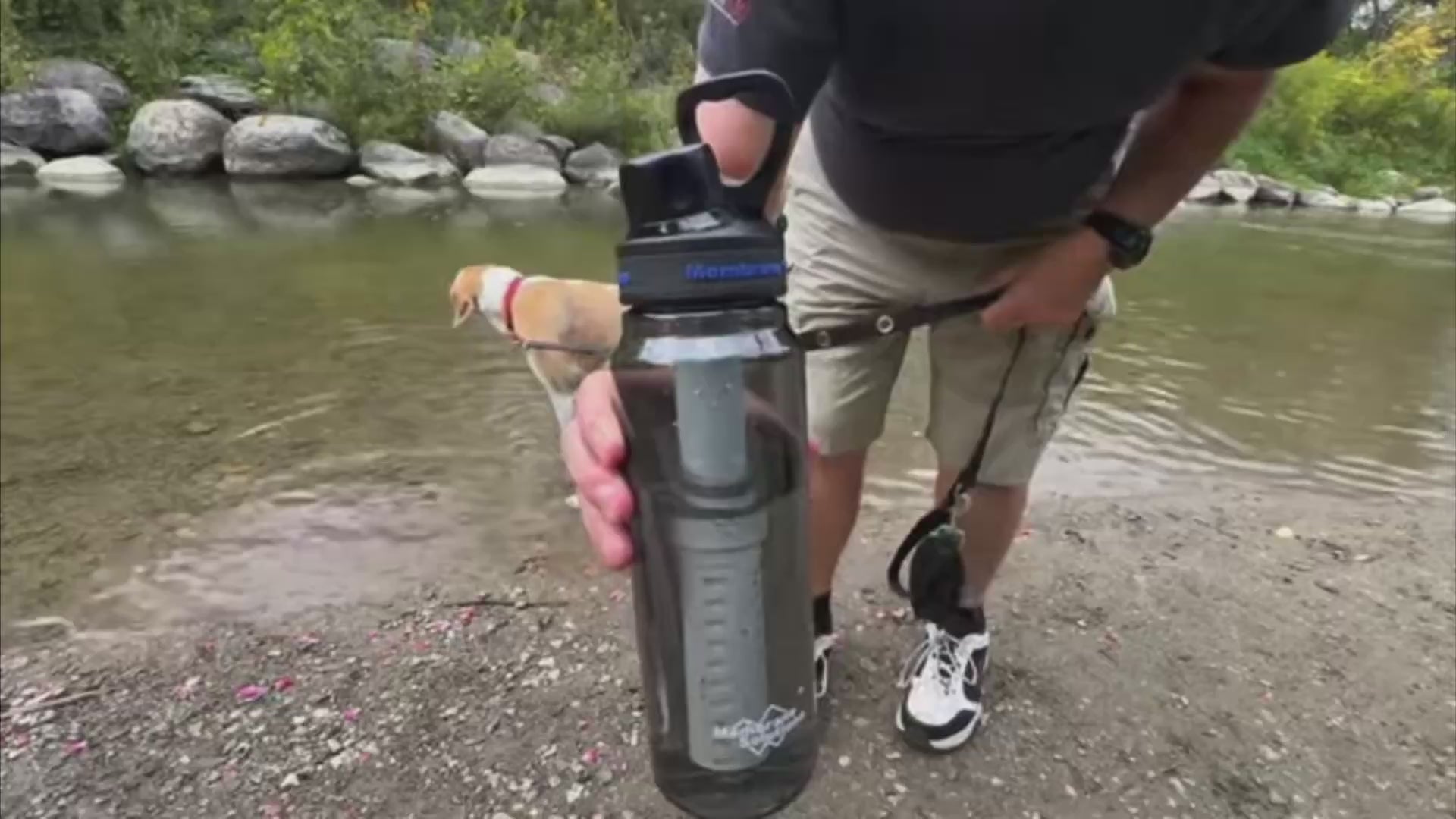 Déballage de la gourde à membrane de filtration, utilisation en conditions réelles.
