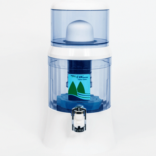 La Fontaine EVA filtrante, un système naturel de filtration d'eau potable, autonome, fonctionnant par gravité naturelle. La fontaine EVA 700 PLC est parfaite pour répondre aux besoins de 1 à 3 personnes. Facile d'utilisation, la FONTAINE EVA vous propose une réserve d'eau constante en eau pure.